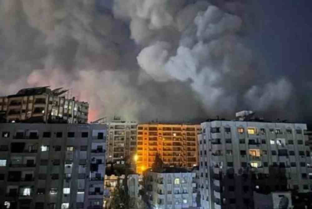 Antara sasaran tersebut termasuk pangkalan tentera Assad, puluhan pesawat pejuang, puluhan sistem peluru berpandu, tapak pengeluaran dan gudang penyimpanan peluru. Foto Reuters