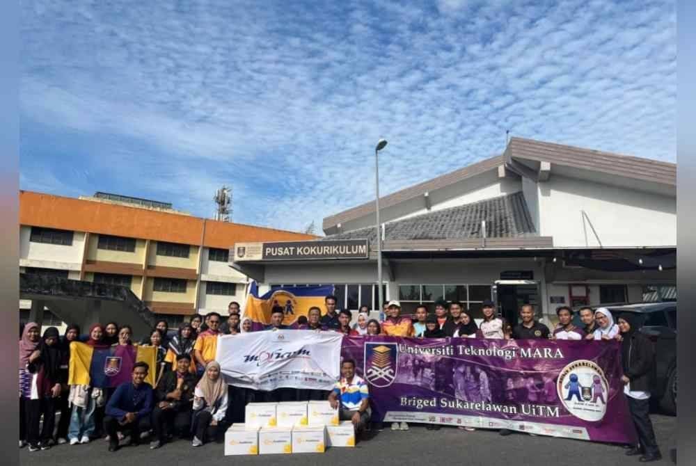 Mohd Sazili (tengah) bergambar bersama-sama penuntut dan staf selepas Majlis Pelepasan Sukarelawan Misi Skuad Ihsan MADANI KPT-UiTM di perkarangan Pusat Kokurikulum UiTM Shah Alam.