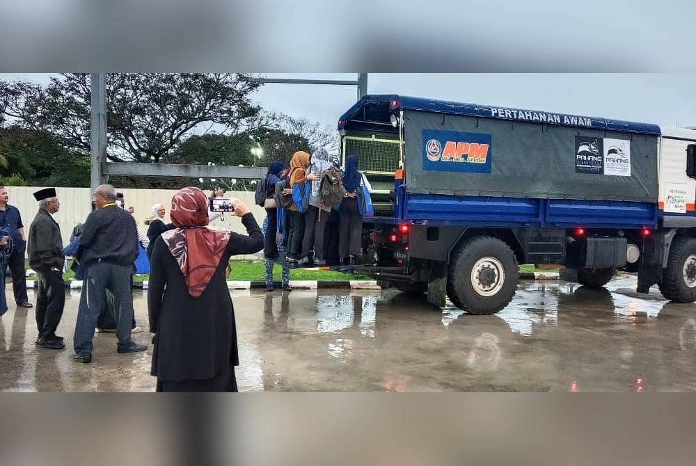 Seramai 32 petugas menaiki lori APM untuk pusat peperiksaan di Kolej Matrikulasi Gambang, di sini, pada Selasa. Foto APM Kuantan