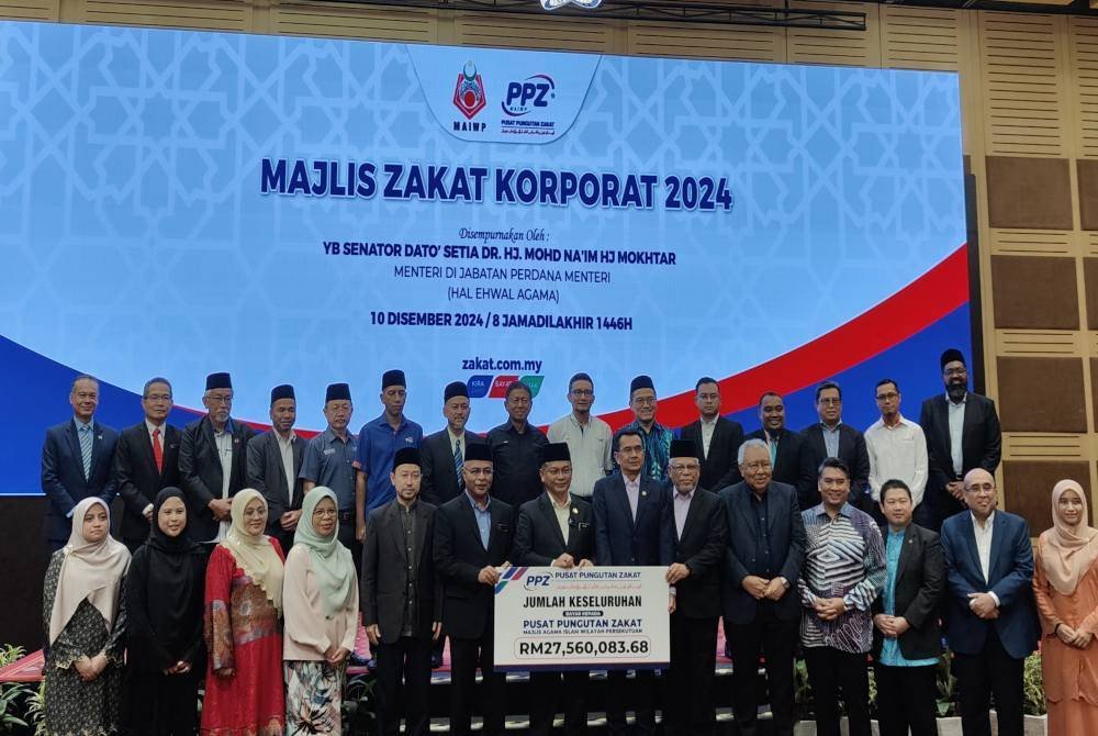 Mohd Na’im (tengah) bersama wakil syarikat yang menunaikan zakat perniagaan pada Majlis Zakat Korporat 2024 di WTCKL pada Selasa.