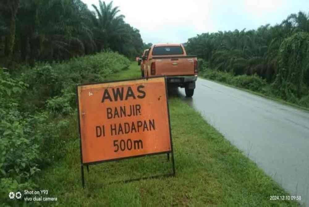 Jalan Penempatan Chiku 7 dan Jalan Pulai-Kuala Tuang ditutup kepada semua kenderaan, manakala Jalan Felda Aring 5 pula ditutup kepada kenderaan ringan.