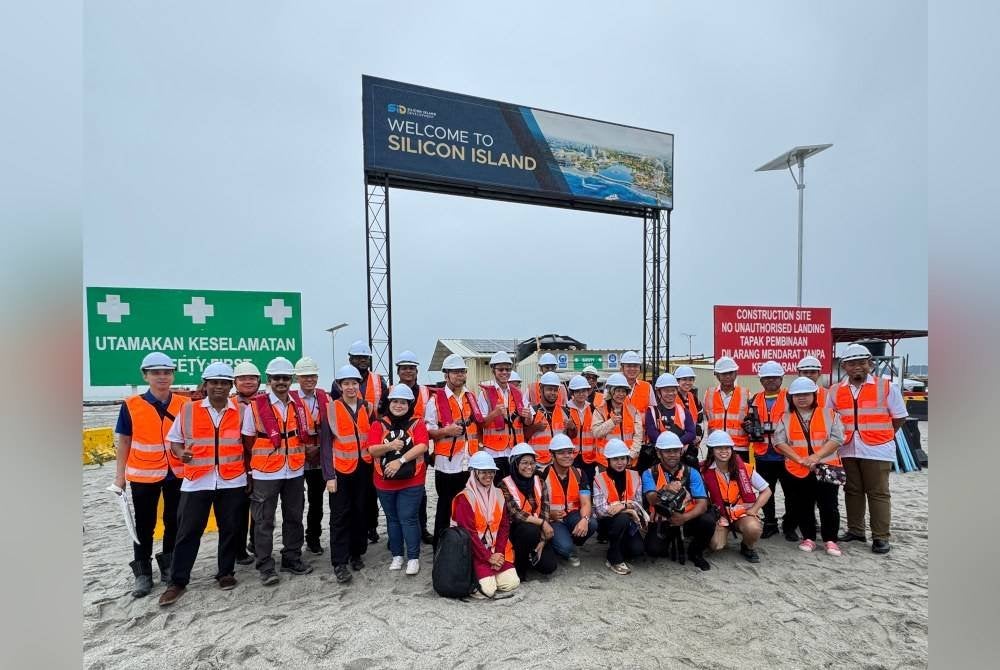 Farizan bersama wartawan dan jurugambar bergambar di tapak projek Pulau Silikon dalam Lawatan Media ke Tapak Pulau Silikon pada Selasa.