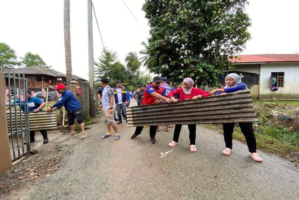 Skuad Sukarelawan Pemuda UMNO yang dikerah ke kawasan terkesan banjir bukan sekadar untuk membantu kerja-kerja pembersihan tetapi turut mengumpul maklumat.