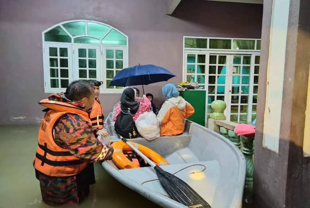 Empat sekeluarga berjaya diselamatkan selepas kediaman mereka dinaiki air secara mendadak sekitar jam 3 pagi pada Selasa.