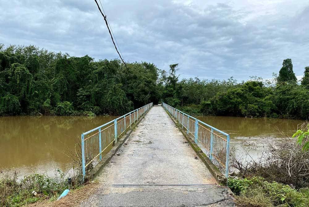 Jambatan yang menjadi laluan utama ke Kampung Serongga turut ditenggelami banjir gelombang pertama baru-baru ini.