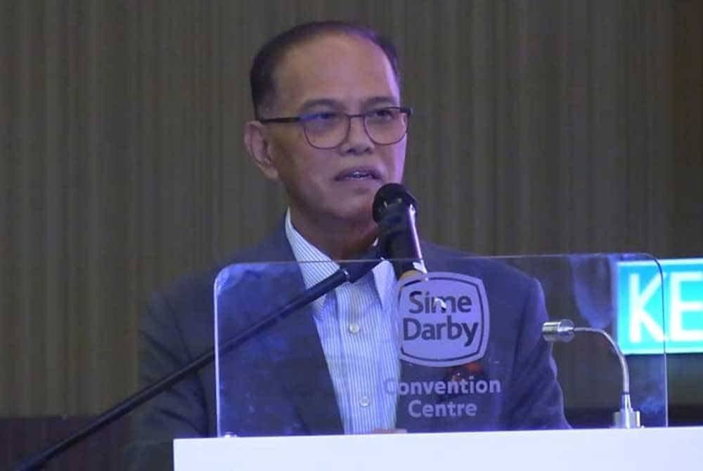 Wan Rosdi ketika Majlis Hi-Tea Logue Bersama Menteri Besar Pahang di Pusat Konvensyen Sime Darby (SDCC) di sini pada Isnin.