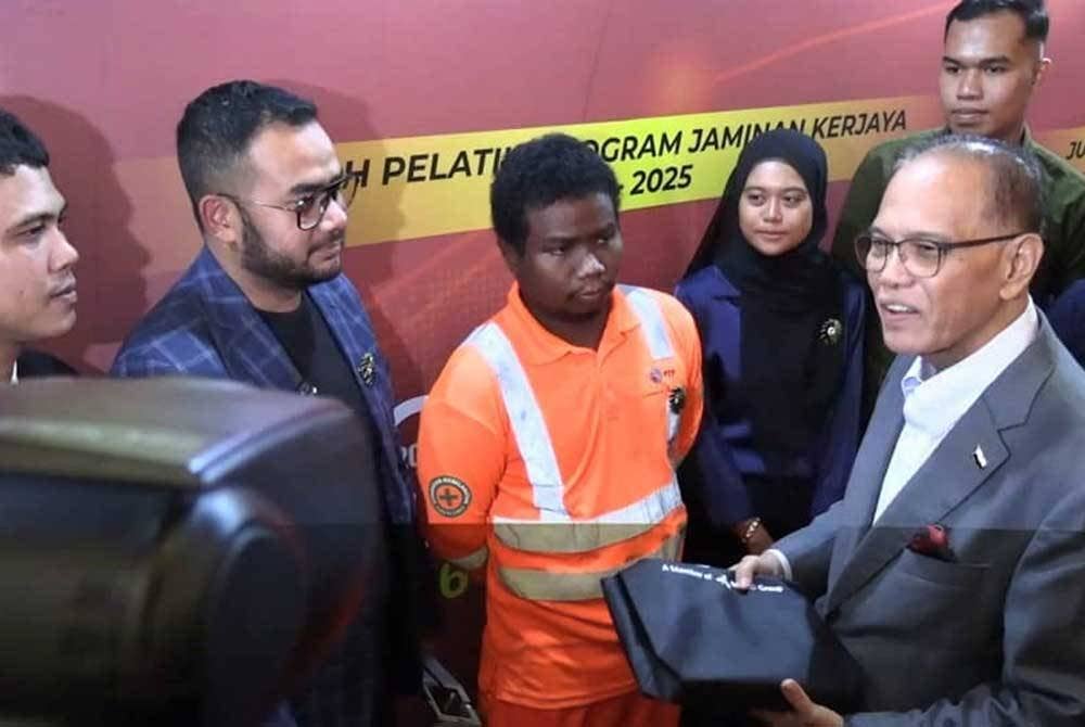 Wan Rosdi bersama alumni Program Jaminan Kerjaya di Majlis Hi-Tea Logue Bersama Menteri Besar Pahang di Pusat Konvensyen Sime Darby (SDCC) di Kuala Lumpur pada Isnin.