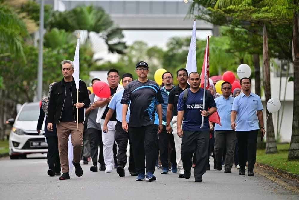 Para peserta berarak sambil berzikir.