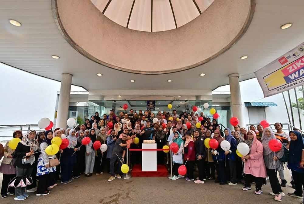 Para peserta mengabdikan gambar kenangan.