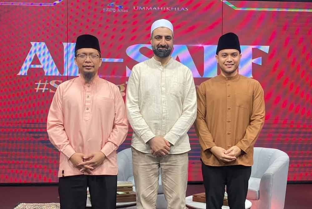Dari kiri: Ketua Pegawai Penyelidik Yayasan Warisan Ummah Ikhlas (WUIF), Fazrul Ismail, Pengasas Ibn Ashur Centre, Dr Sohaib Saeed dan Qari, Jalaluddin Zaiki selepas program Al-Saff #SavingTheUmmah.