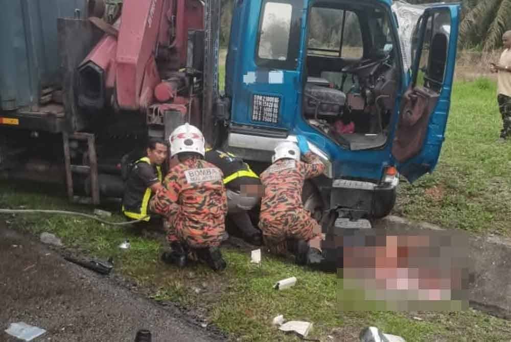 Anggota bomba cuba mengeluarkan mangsa yang tersepit. Foto BBP Renggam