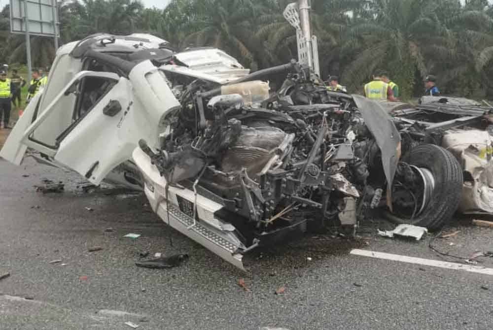 Keadaan salah sebuah lori yang terlibat dalam nahas tersebut. Foto BBP Renggam