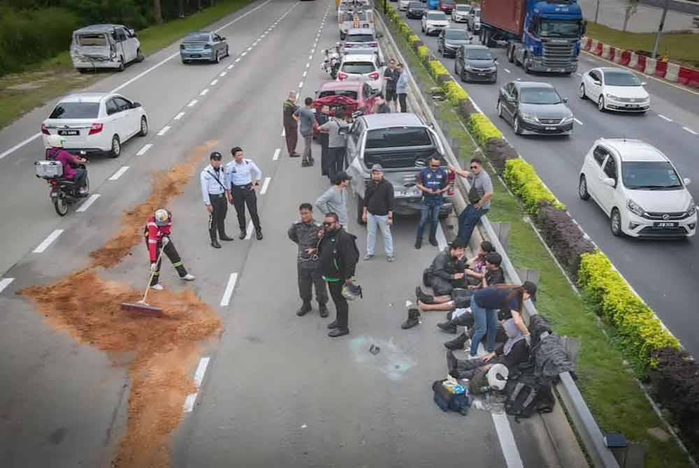 Keadaan di lokasi nahas lima kenderaan termasuk kenderaan dinaiki anggota JIM di Permas Jaya pada petang Selasa.- Foto tular