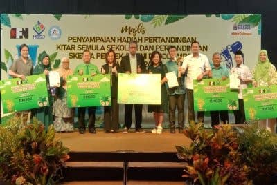 Mohd Zulkurnain (empat dari kanan) ketika Majlis Penyampaian Hadiah Kitar Semula Sekolah, Pertandingan Sketsa Pendek dan Seni Doodle MBSJ 2024 di Hotel Summit Subang Jaya pada Selasa.