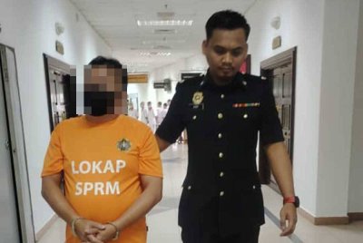 Seorang suspek bergelar Datuk ditahan SPRM kerana disyaki terlibat rasuah sebagai balasan mendapatkan projek pembinaan di Sarawak bernilai RM250 juta.
