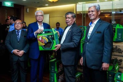 Mohamad (dua dari kanan) menyerahkan buah durian kepada Ahli Parlimen Bera, Datuk Seri Ismail Sabri Yaakob (dua dari kiri) di Bangunan Parlimen pada Selasa.