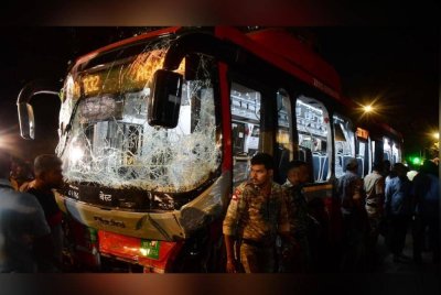 Sekurang-kurangnya tujuh orang maut dan puluhan lagi cedera selepas sebuah bas merempuh pejalan kaki dan kenderaan di sebuah kawasan sibuk di ibu negara kewangan India. Foto PTI/ Agensi