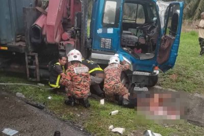 Anggota bomba cuba mengeluarkan mangsa yang tersepit. Foto BBP Renggam