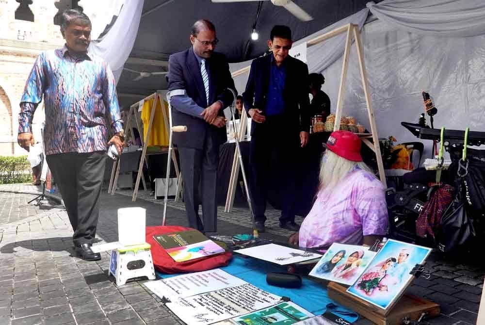 Freddie dan Senator Isaiah D. Jacob meluangkan masa melawat pameran dan reruai jualan pada festival seni baru-baru ini.