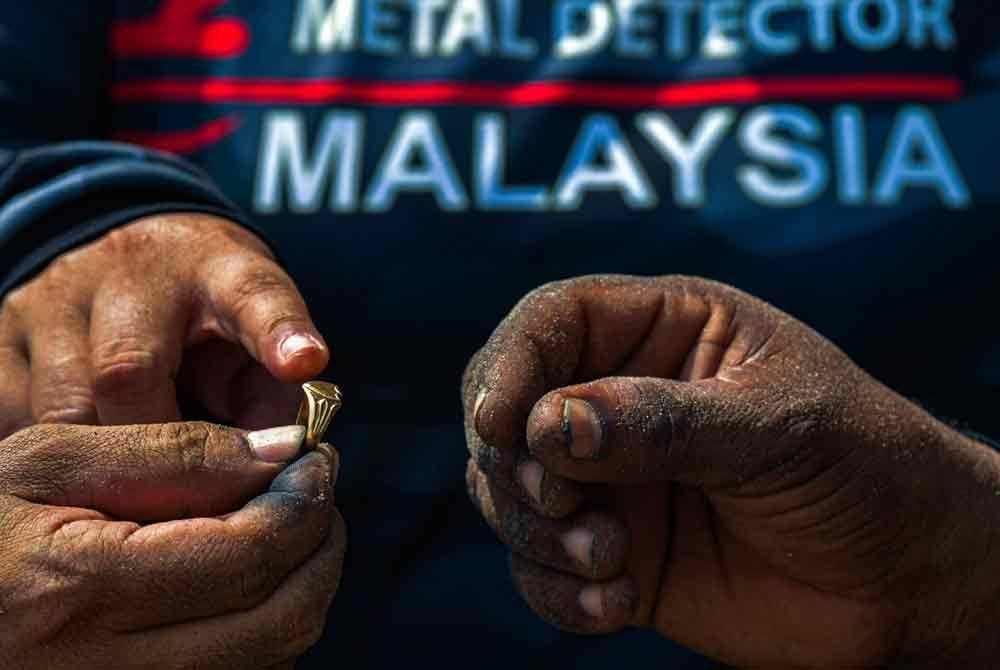 Cincin lama turut ditemui ketika aktiviti penjejak logam dilakukan di pantai Morib baru-baru ini. Foto Bernama