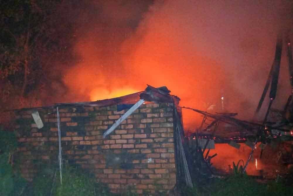 Kejadian itu berlaku semasa anak perempuannya berusia 16 tahun sedang merebus air di atas dapur gas.