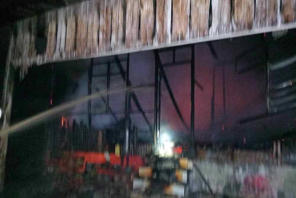 Dalam kejadian sekitar jam 1 pagi itu, Siti Suraya Manan, 39, serta anak-anak yang berusia lima hingga 19 tahun tinggal sehelai sepinggang apabila api marak terlalu cepat sehingga mereka tidak sempat menyelamatkan harta benda.