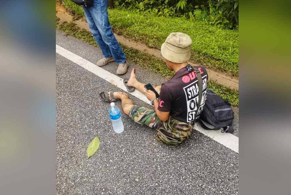 Pemandu lori terbabit mengalami kecederaan ringan di bahagian kaki.