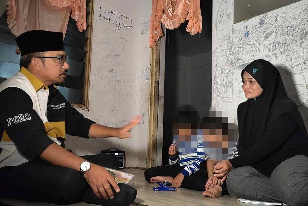 Zulkifli melwat Norazlina di rumahnya.