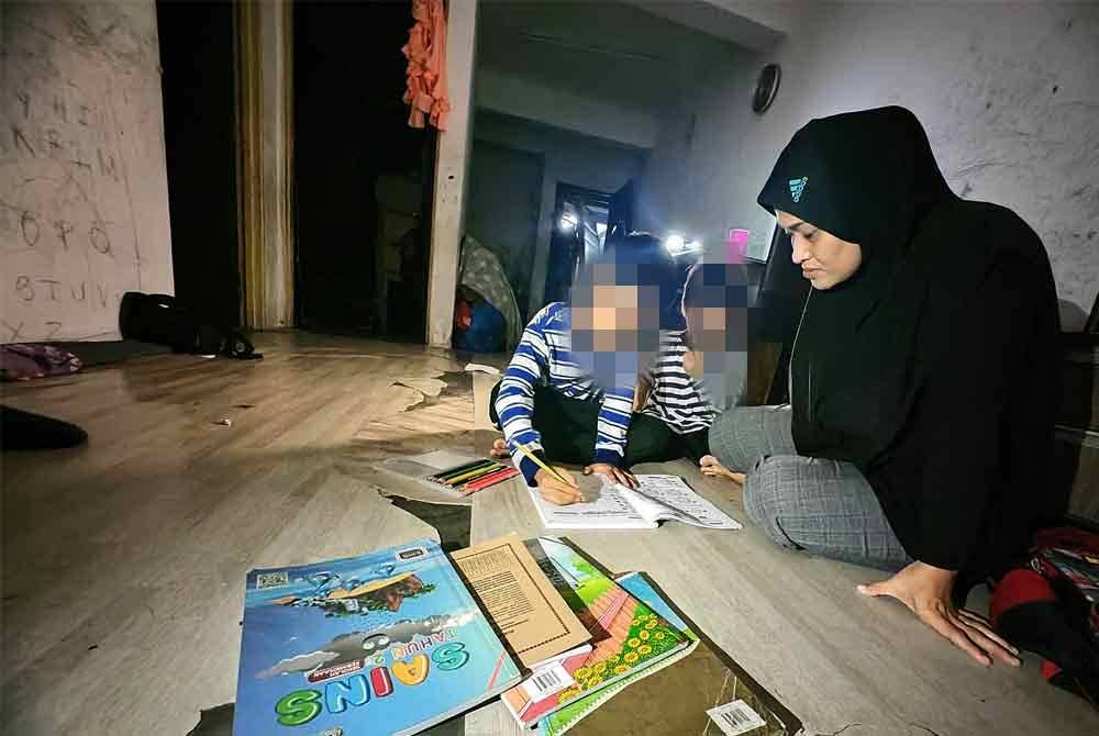 Anak-anak Norazlina terpaksa belajar dalam keadaan gelap.