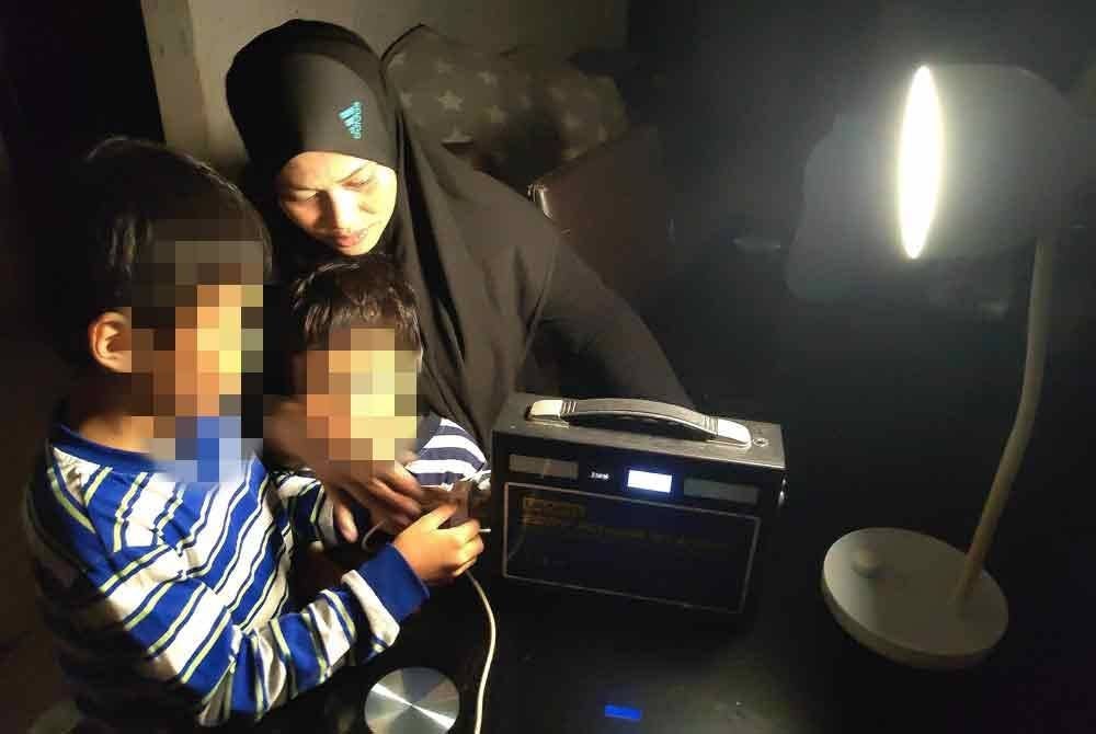 Norazlina menggunakan alat yang berfungsi seperti generator untuk menghidupkan lampu rumahnya