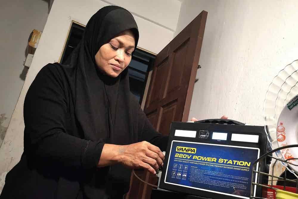 Norazlina menunjukkan alat digunakan untuk menghidupkan lampu di rumahnya