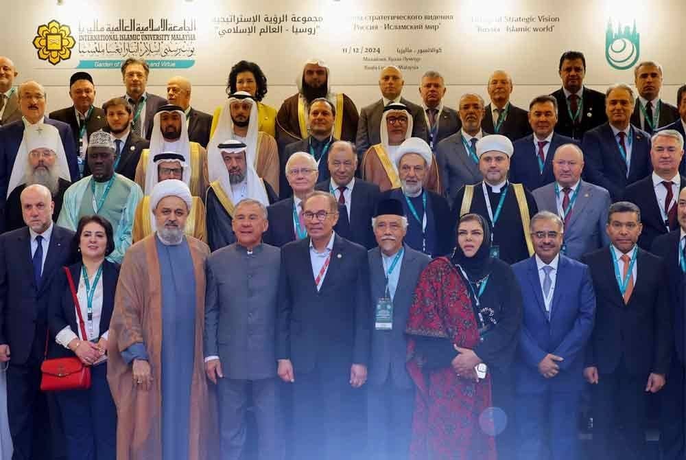 Anwar bergambar bersama wakil badan kerajaan, politik, agama dan masyarakat dari 32 negara sempena Mesyuarat Kumpulan Visi Strategik: Rusia-Dunia Islam. Foto Bernama
