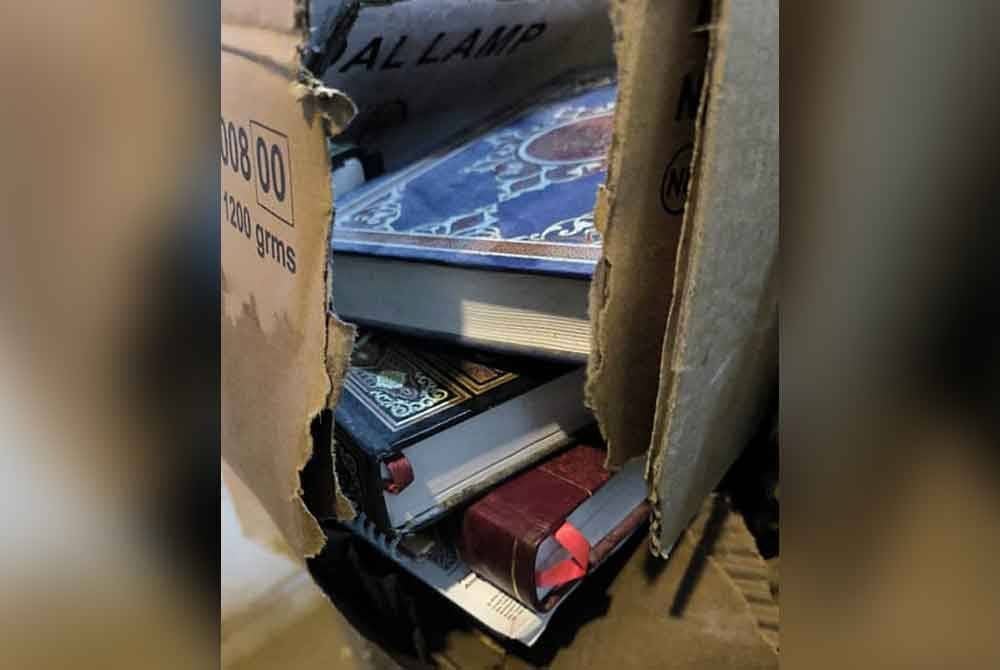 Keadaaan al-Quran masih dalam keadaan baik walaupun kotak digunakan ditenggelami air.
