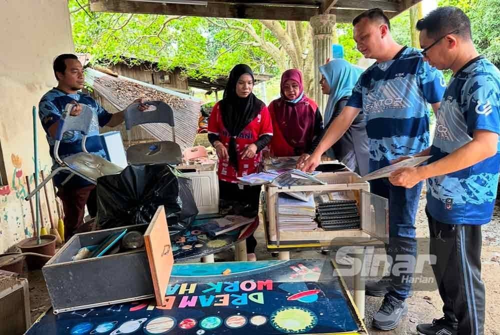 Barangan tabika dan taska Kemas rosak akibat banjir hingga ke bumbung premis. FOTO SINAR HARIAN-ADILA SHARINNI WAHID.