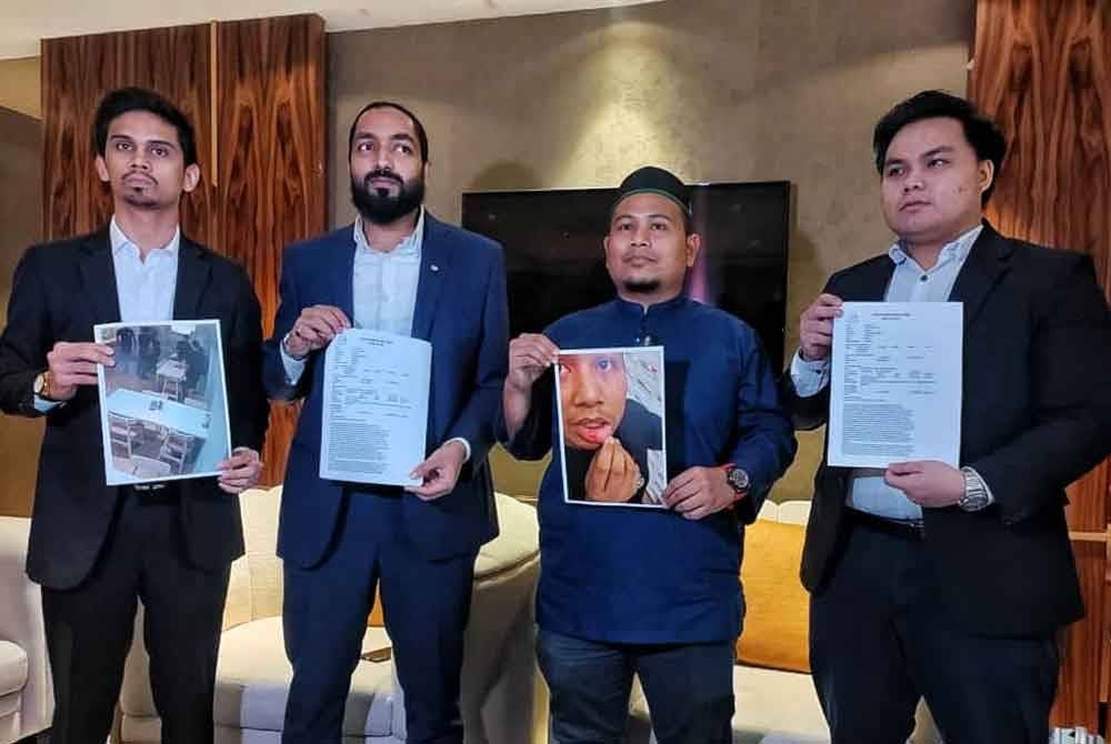 Muhammad Nur Hakim (tiga dari kiri) bersama peguamnya ketika sidang akhbar di Ayer Keroh pada Rabu.