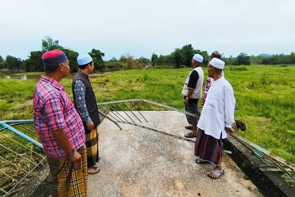 Kemudahan yang digunakan oleh lebih 500 penduduk dari Kampung Chandang, Joh, Pok Kelong, Rong Chenok, Banggol Kuching, Mahligai, Anak Machang, Hutan Petai, Jelor dan Sungai Keladi turut ditenggelami air sedalam 0.6 meter.