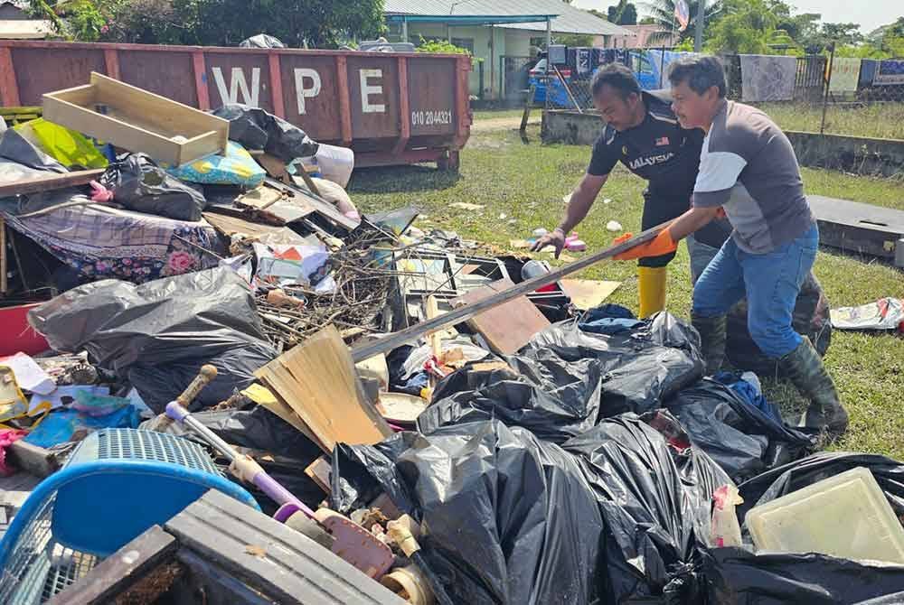 Penduduk mengasing semula barangan yang rosak sama ada boleh digunakan semula atau untuk dikitar semula.