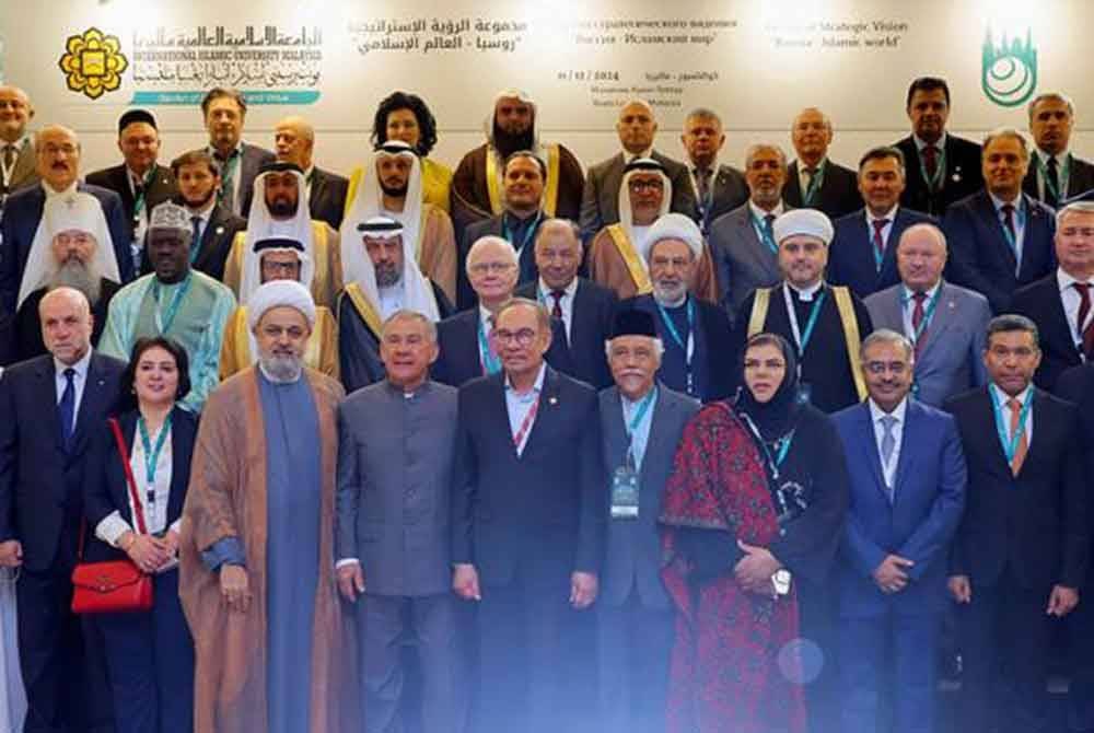 Anwar (bawah, tengah) hadir pada Sidang Kumpulan Visi Strategik: Interaksi Antara Rusia dan Dunia Islam di sini hari ini. - Foto Bernama