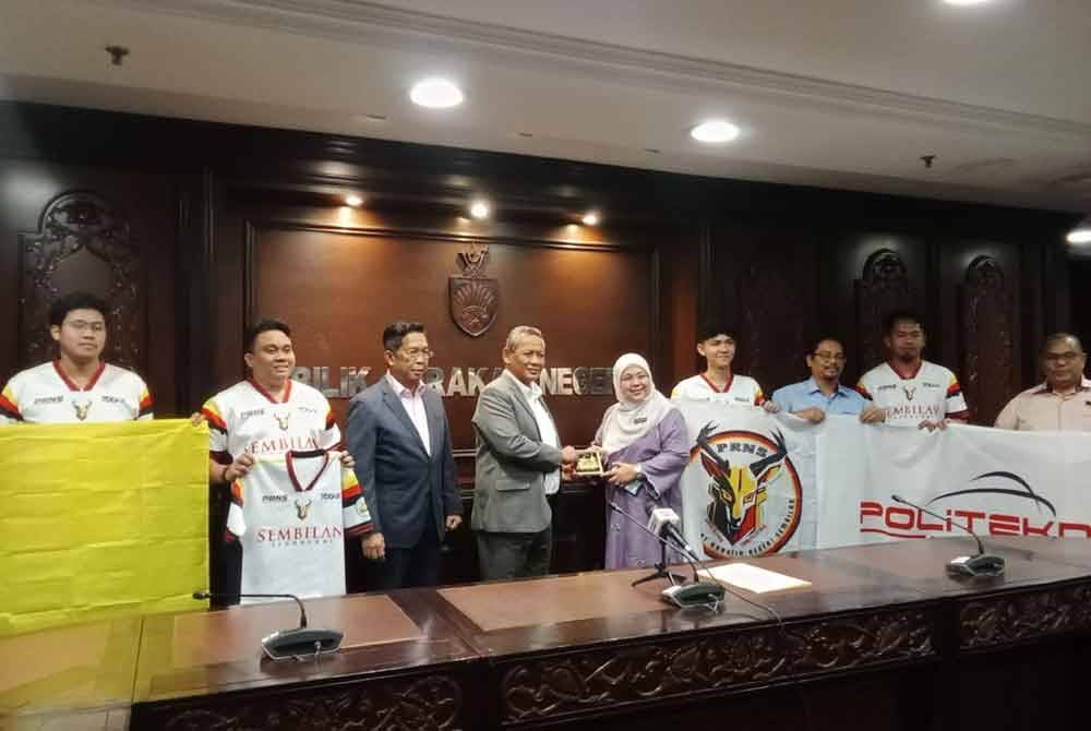 Aminuddin (empat kiri) ketika menerima cenderamata daripada Politeknik Port Dickson yang telah menyertai Grand Final All Japan Robot Sumo Tournament 2024 di Jepun.