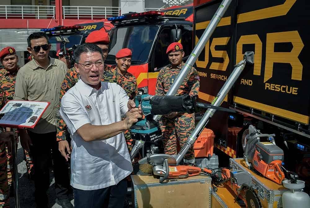 Kor Ming meninjau kesiapsiagaan Jabatan Bomba Dan Penyelamat Malaysia pada Majlis Taklimat Kesiapsiagaan Monsun Timur Laut Jabatan Bomba dan Penyelamat Malaysia di Balai Bomba Dan Penyelamat Jalan Hang Tuah, pada Rabu. Foto Bernama