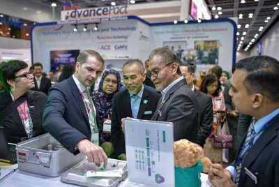 Dr Dzulkefly meluangkan masa melawat reruai pameran selepas merasmikan pembukaan IMDEC 2024 di Pusat Konvensyen Kuala Lumpur. Foto Bernama