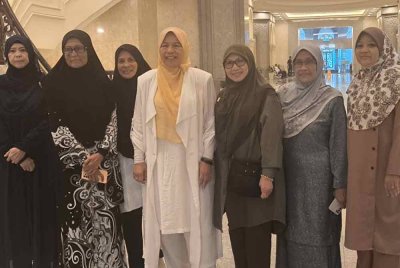 Zuraida (empat dari kiri) hadir ke Mahkamah Rayuan di sini pada Rabu, bagi keputusan rayuannya terhadap keputusan yang memerintahkannya membayar RM10 juta kepada PKR.