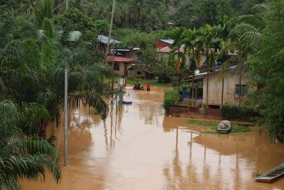 Hujan lebat yang melanda sejak Isnin mengakibatkan Kampung Limau Kasturi dilanda banjir. Foto Bernama