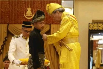 Sultan Selangor menganugerahkan Darjah Kebesaran AIS kepada Faisal Halim sempena ulang tahun keputeraan ke-79 Baginda di Balairung Seri, Istana Alam Shah, Klang pada Rabu.