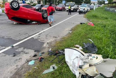 Keadaan Perodua Myvi selepas terlibat kemalangan di Jalan Lintas, Kota Kinabalu pada Selasa.