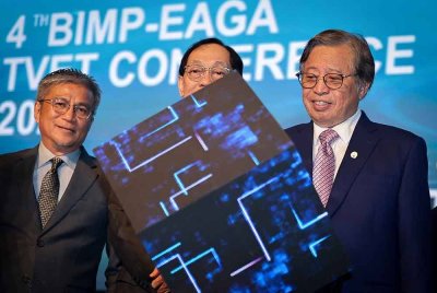 Abang Johari (kanan) merasmikan Persidangan 4th BIMP-EAGA TVET 2024 pada Rabu. - Foto Bernama