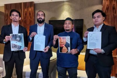 Muhammad Nur Hakim (tiga dari kiri) bersama peguamnya ketika sidang akhbar di Ayer Keroh pada Rabu.