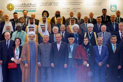 Anwar (bawah, tengah) hadir pada Sidang Kumpulan Visi Strategik: Interaksi Antara Rusia dan Dunia Islam di sini hari ini. - Foto Bernama