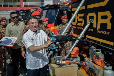 Kor Ming meninjau kesiapsiagaan Jabatan Bomba Dan Penyelamat Malaysia pada Majlis Taklimat Kesiapsiagaan Monsun Timur Laut Jabatan Bomba dan Penyelamat Malaysia di Balai Bomba Dan Penyelamat Jalan Hang Tuah, pada Rabu. Foto Bernama