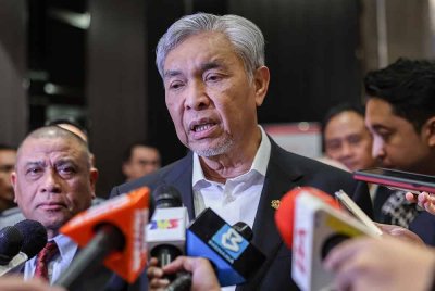 Ahmad Zahid bercakap pada pemberita selepas menyaksikan Majlis Menandatangani Memorandum Perjanjian (MOA) antara Mara incorporated Sdn Bhd, Felcra Bhd dan Privasia Technology Bhd sempena Pembangunan Pusat Data Bagan Datuk Perak Darul Ridzuan hari ini. Foto Bernama